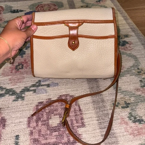 Vintage Dooney & Bourke Cream Essex Purse Tan Trim All Weather Leather AWL - Picture 2 of 7